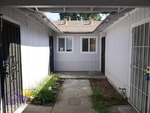 1522 Los Robles Blvd-Unit -1522 Los Robles Blvd #B in Sacramento, CA - Building Photo - Building Photo