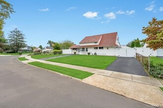 46 Hardy Ln in Westbury, NY - Foto de edificio - Building Photo