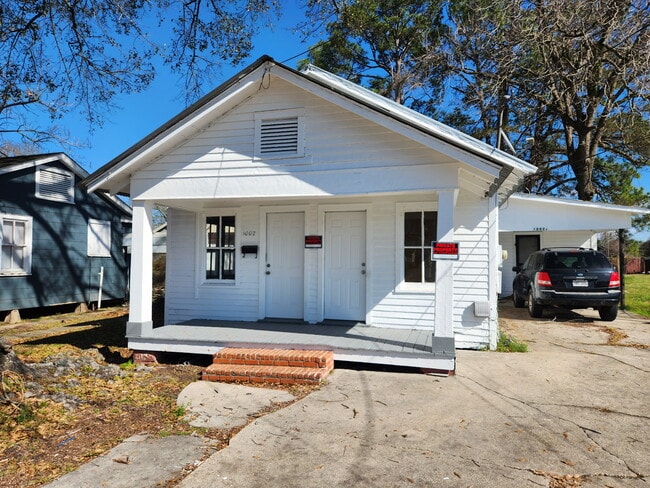 property at 1002 La Pl Ave