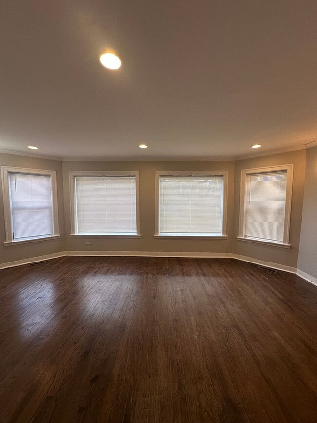 8518 S Bennett Ave in Chicago, IL - Building Photo - Building Photo