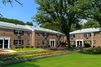 Village Green Living in South River, NJ - Foto de edificio - Building Photo