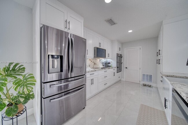 10520 SW 46th Terrace in Miami, FL - Building Photo - Building Photo