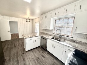 2071-2073 E Roxboro Rd NE in Atlanta, GA - Foto de edificio - Building Photo