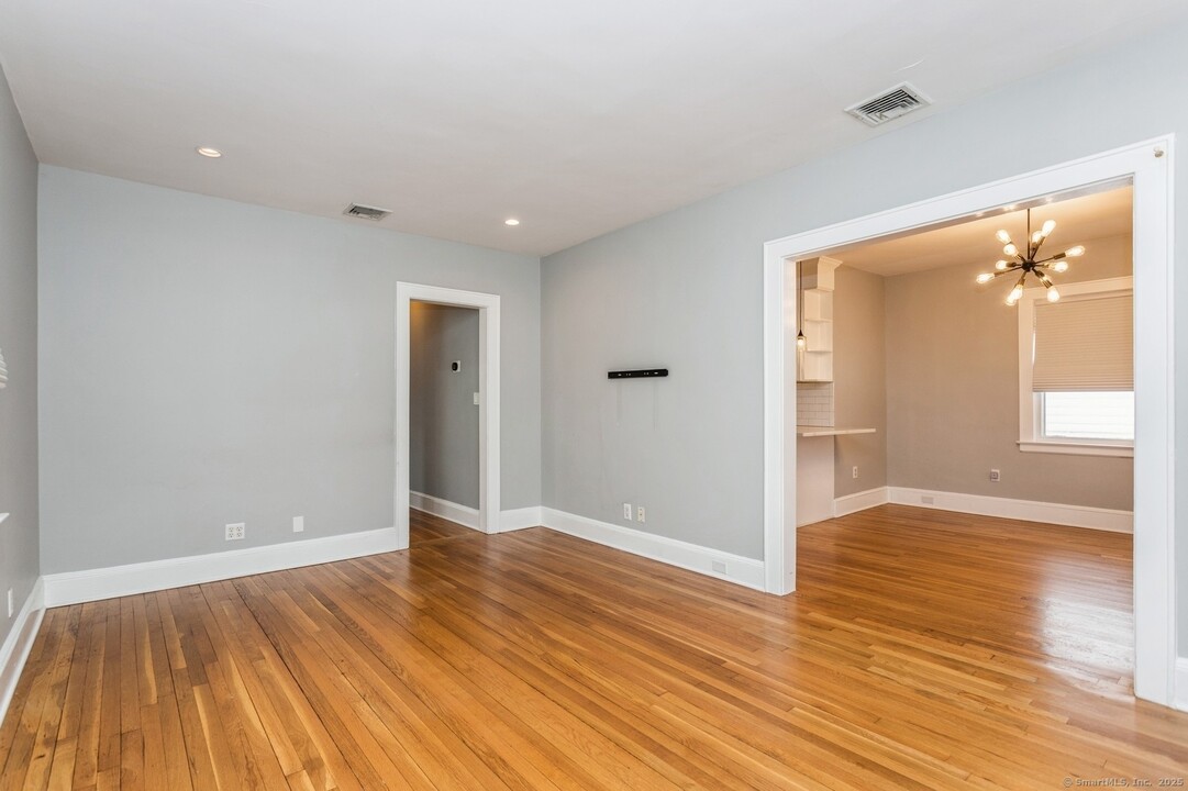 69 View St W in Greenwich, CT - Building Photo