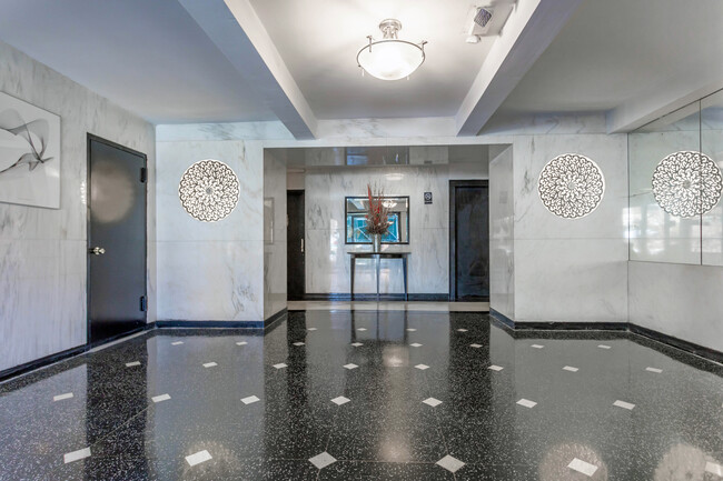 40 Barker Avenue in White Plains, NY - Foto de edificio - Lobby