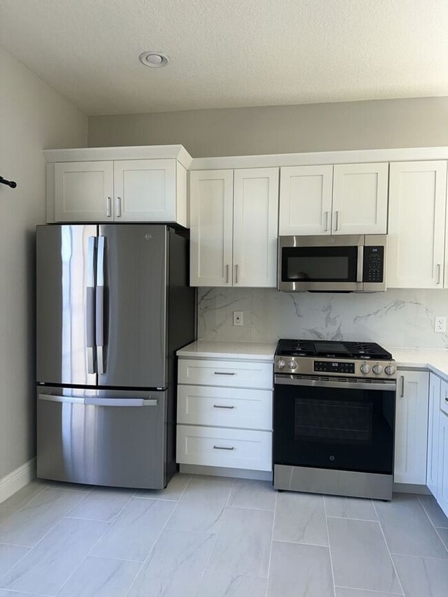 1329 Avonwood Ct in Lutz, FL - Building Photo - Building Photo