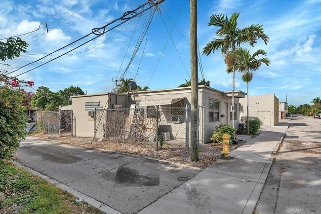813 9th Ave N in Lake Worth Beach, FL - Building Photo - Building Photo