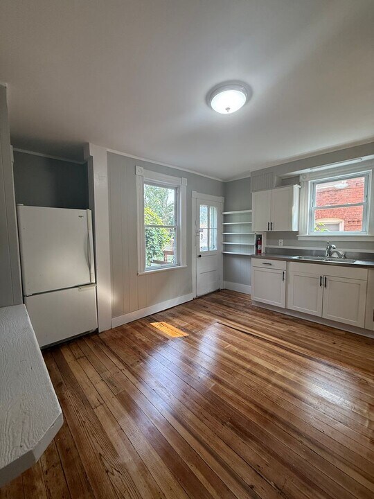 10 Longworth Ave in Middletown, CT - Building Photo