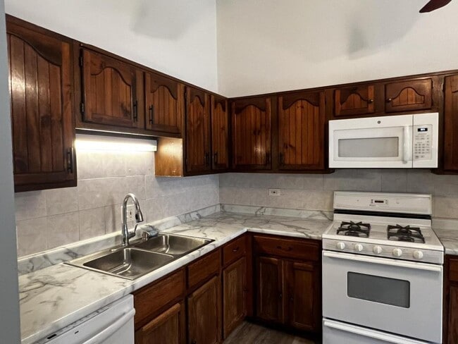 5623 Santa Barbara Dr in Hanover Park, IL - Building Photo - Building Photo