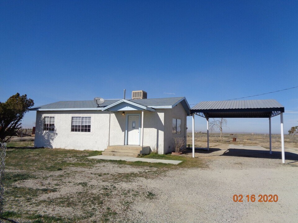 9487 East Avenue E in Lancaster, CA - Building Photo