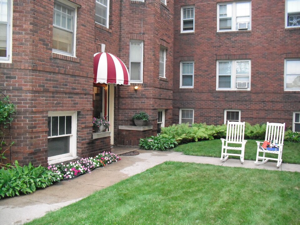 894 St Clair Ave in St. Paul, MN - Building Photo