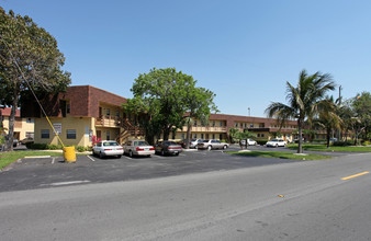 Avondale Gardens in Pompano Beach, FL - Building Photo - Building Photo