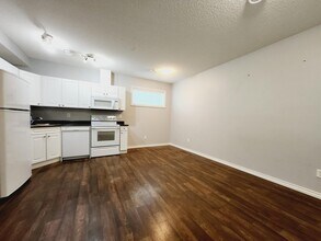 21912-21990 90 Ave NW in Edmonton, AB - Building Photo - Building Photo