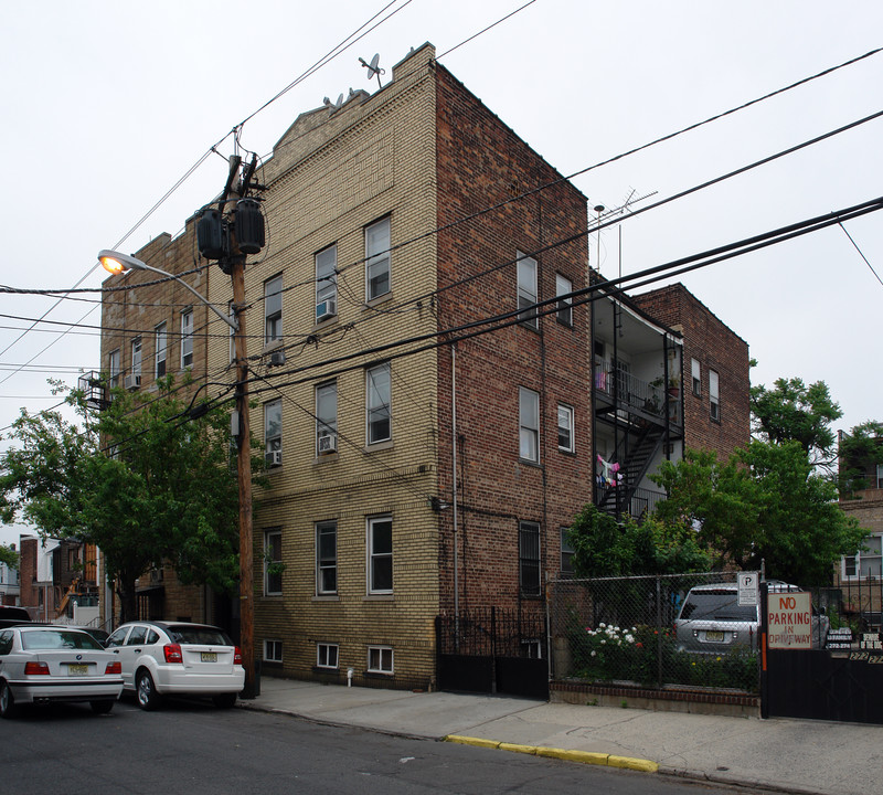 270 E Kinney St in Newark, NJ - Building Photo