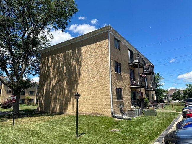 9340 Hamilton Ct in Des Plaines, IL - Building Photo - Building Photo