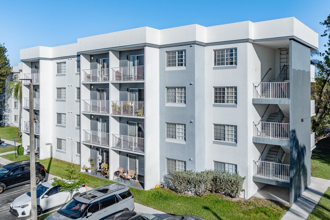 Villa Esperanza in Hialeah, FL - Foto de edificio