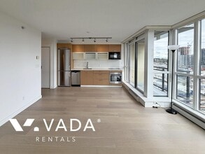 10777 University Dr in Surrey, BC - Building Photo - Building Photo