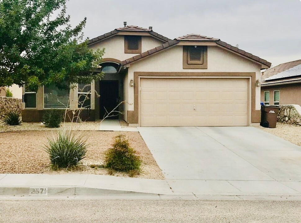 2571 Prado Del Sol Ave in Las Cruces, NM - Foto de edificio