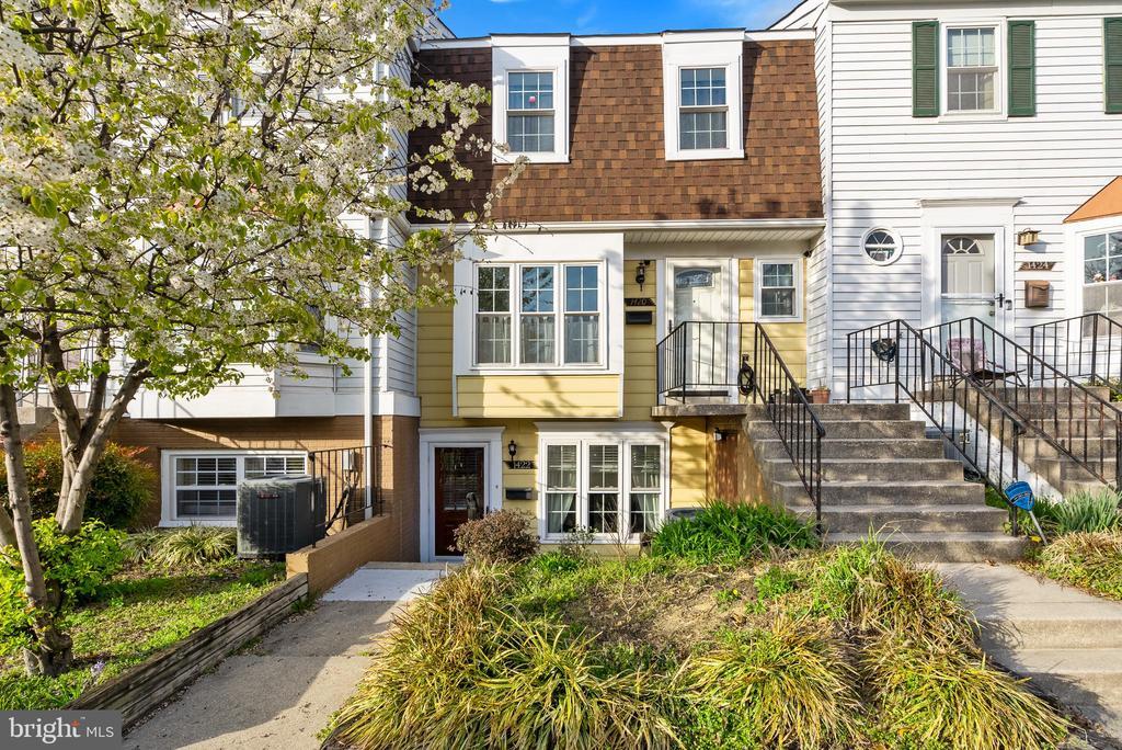 1422 Mara Vista Ct in Crofton, MD - Building Photo