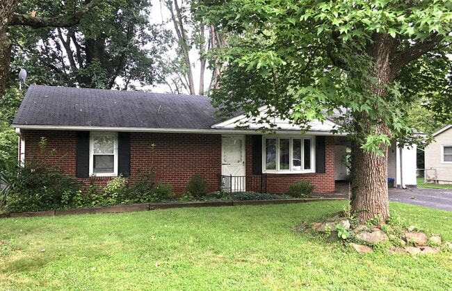 206 S Travelstead Ln in Carbondale, IL - Foto de edificio - Building Photo