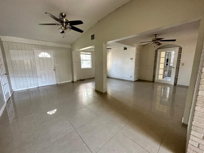 2202 Van Buren St in Hollywood, FL - Building Photo - Building Photo