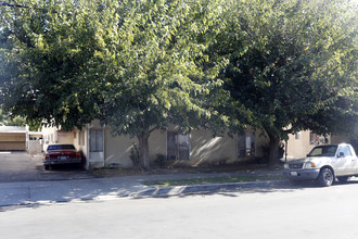 7454 Canby Ave in Reseda, CA - Foto de edificio - Primary Photo