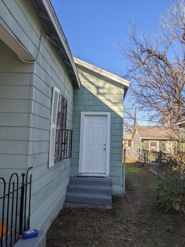 551 E Southcross Blvd in San Antonio, TX - Foto de edificio - Building Photo