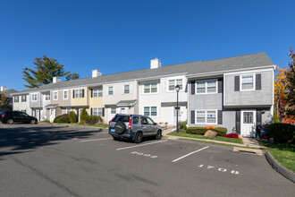 Village Square in Danbury, CT - Foto de edificio - Building Photo