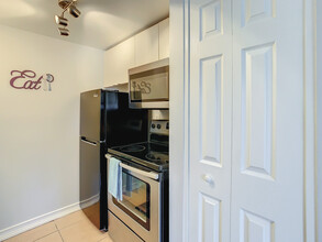 4145 Dolphin Dr in Tampa, FL - Foto de edificio - Building Photo