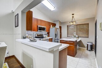 1002 NW 105th Ave in Plantation, FL - Building Photo - Building Photo