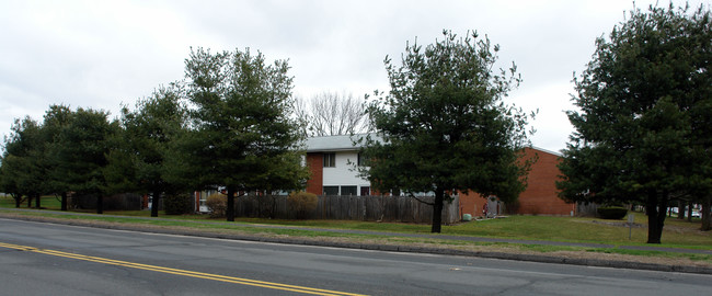 1-30 Tokeneke Rd in Holyoke, MA - Foto de edificio - Building Photo