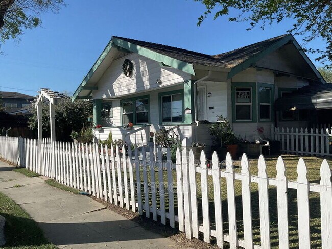 1143 Wall St in Tracy, CA - Building Photo - Building Photo