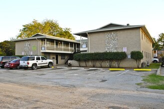 Kelly Apartments in Arlington, TX - Foto de edificio - Building Photo