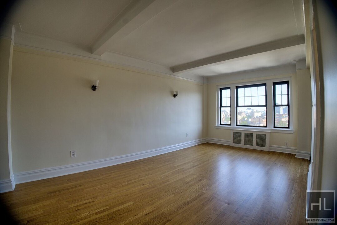 AMAZING STUDIO APARTMENT!! AMAZING DEAL! W in New York, NY - Building Photo