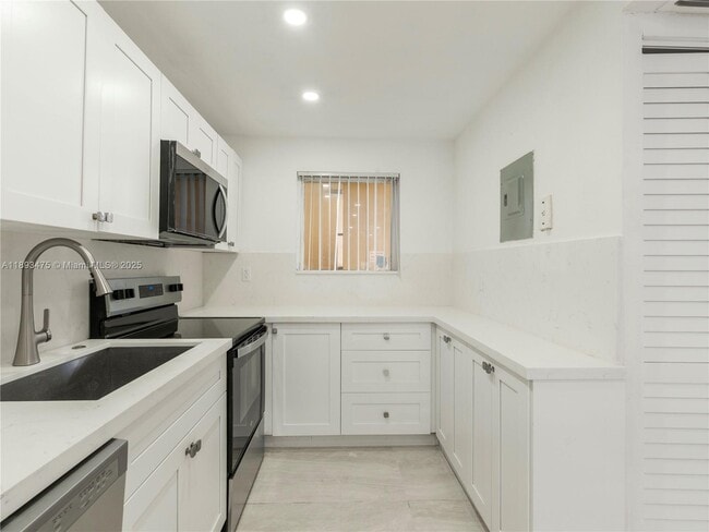 3195 Foxcroft Rd in Hollywood, FL - Building Photo - Building Photo