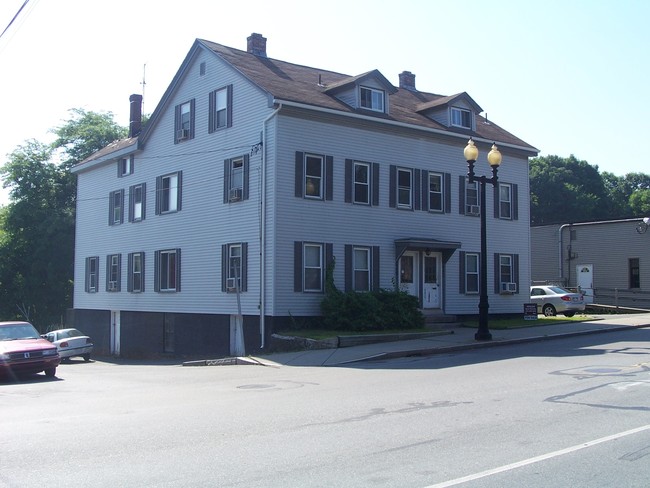 647-649 Main St in Clinton, MA - Foto de edificio - Building Photo