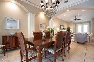 476 1st Ave N in Naples, FL - Foto de edificio - Building Photo