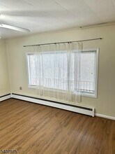 44 Oak St in Hamburg, NJ - Building Photo - Building Photo