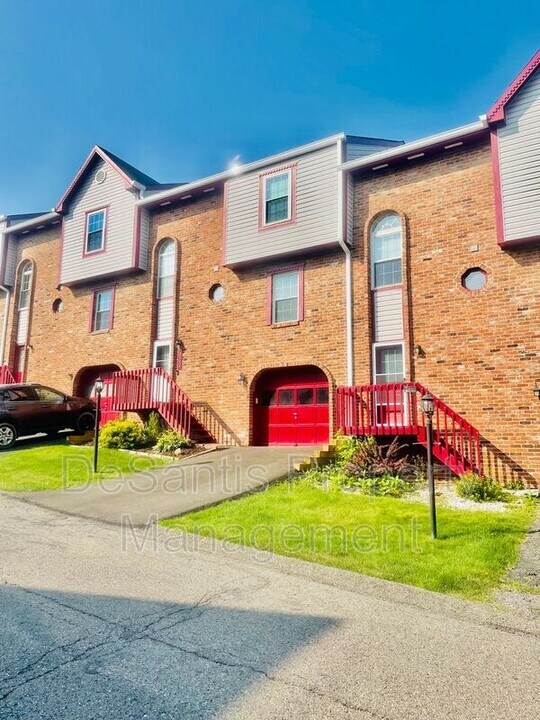 2104 Timberglen Dr in Imperial, PA - Building Photo