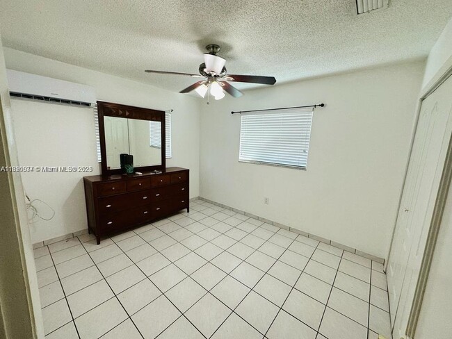 3840 W 10th Dr in Hialeah, FL - Foto de edificio - Building Photo