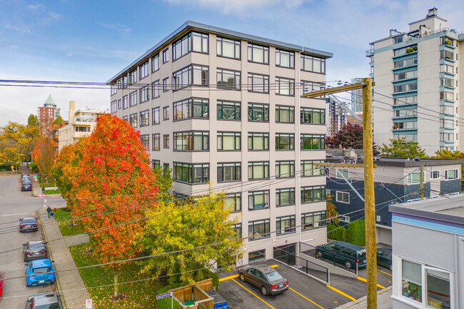 Diplomat Apartments in Vancouver, BC - Building Photo - Building Photo