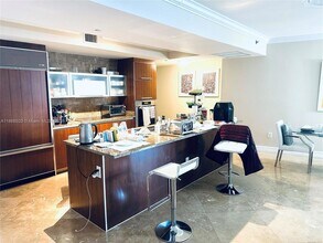 17201 Collins Ave, Unit 904 in Sunny Isles Beach, FL - Foto de edificio - Building Photo