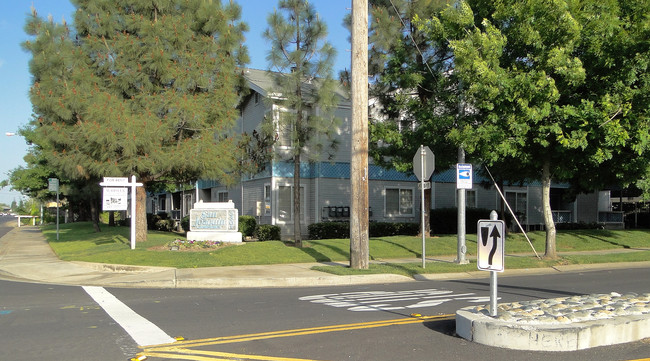 3301 Redding Ave in Sacramento, CA - Foto de edificio - Building Photo