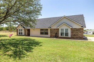 151 Co Rd 3699 in Springtown, TX - Building Photo