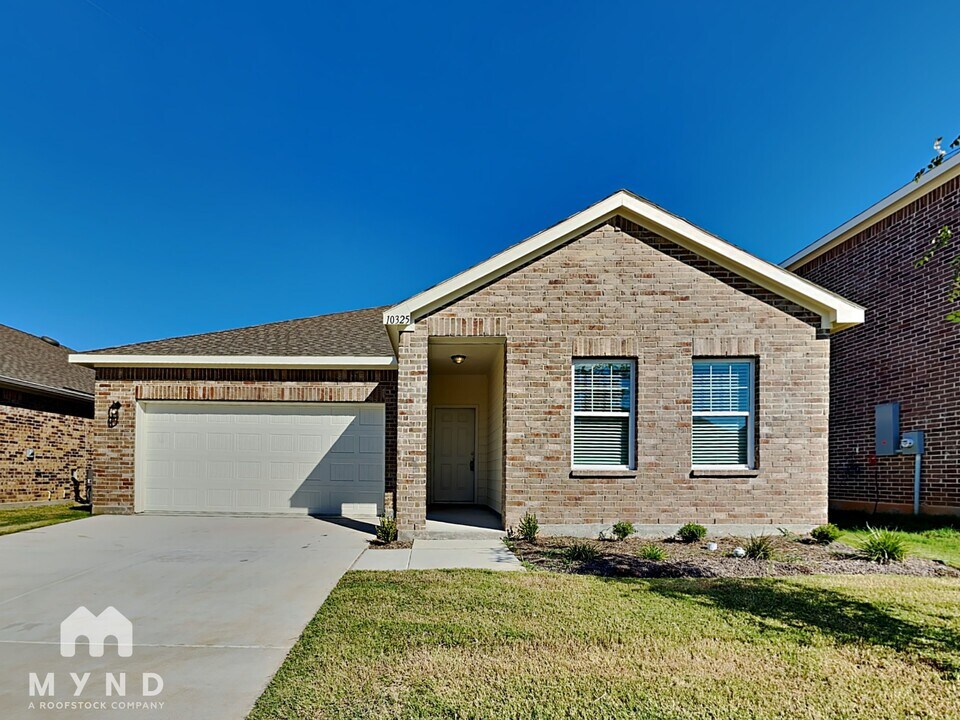10325 Bridgetown Ln in Crowley, TX - Building Photo