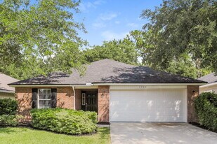 1703 Canopy Oaks Dr in Orange Park, FL - Building Photo