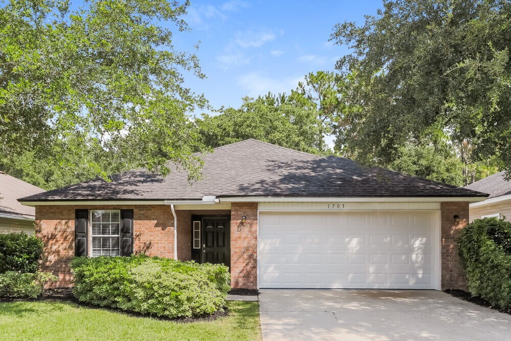 1703 Canopy Oaks Dr in Orange Park, FL - Building Photo