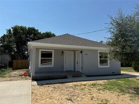 1501 College St in Grand Prairie, TX - Building Photo