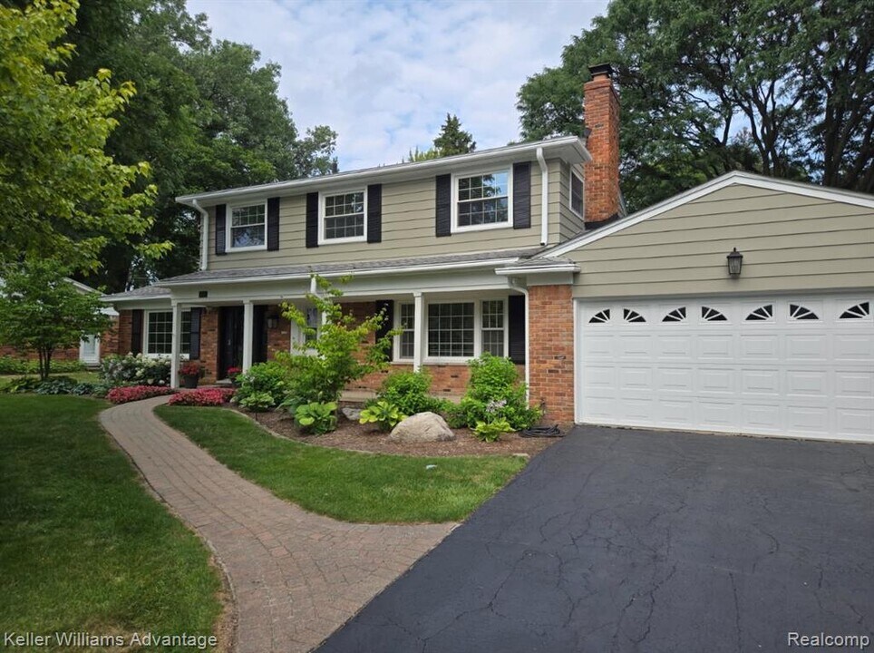 6951 Lee Crest Dr in West Bloomfield Township, MI - Building Photo