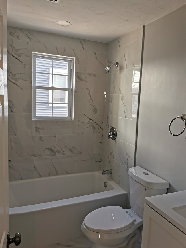 11 Willet St, Unit 11B in Quincy, MA - Foto de edificio - Building Photo